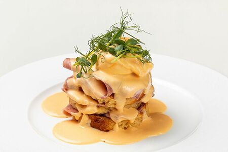 Яйцо Бенедикт с ветчиной из говядины