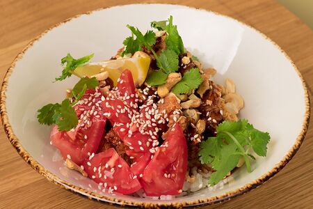 Курица с овощами по-тайски ,подается с рисом