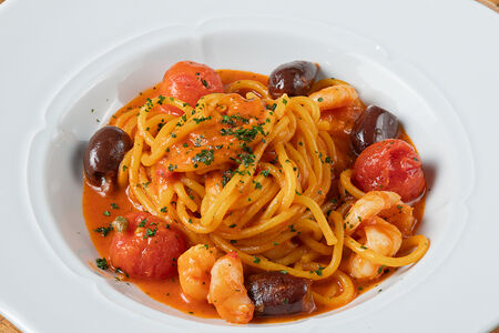 Спагетти с креветками и соусом путтанеска