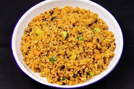 Рис лаогама с яйцом и огурцом