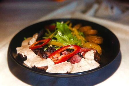 Салат с говяжьей вырезкой под перечным соусом