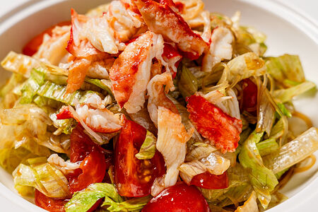 Салат со стеклянной лапшой, крабом и хрустящими овощами