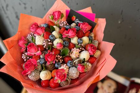 Клубничный букет с розочками №5