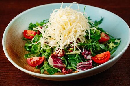 Салат с моцареллой и вялеными томатами 