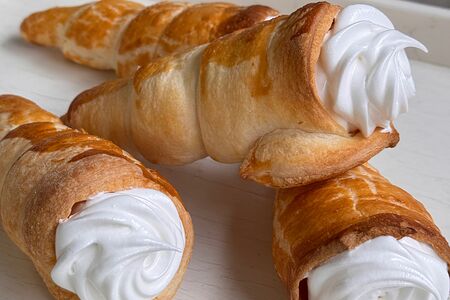 Слоеная трубочка с белковым кремом 