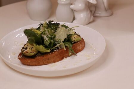 Зелёный авокадо-тост