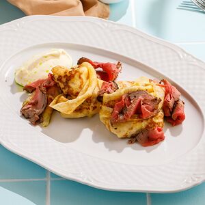 Блины с ростбифом, соусом пармезан и трюфельным маслом