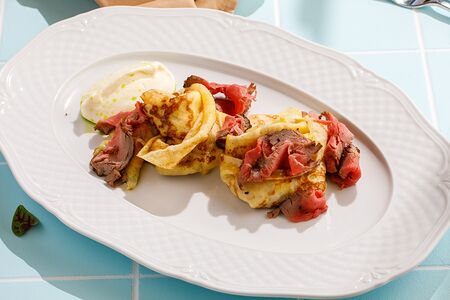 Блины с ростбифом, соусом пармезан и трюфельным маслом