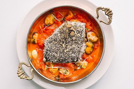 Судак с мидиями и томатами