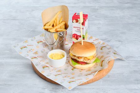 Бургер детский с картофелем фри и сырным соусом