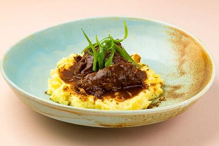 Телячья голень, томленная в соусе унаги, на мятом картофеле с сыром 