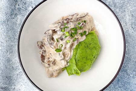 Бефстроганов с картофельным пюре и русским песто 