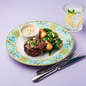 Стейк из говядины с бейби картофелем  и шпинатом 