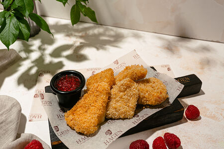 Жареный сулугуни с малиновым соусом