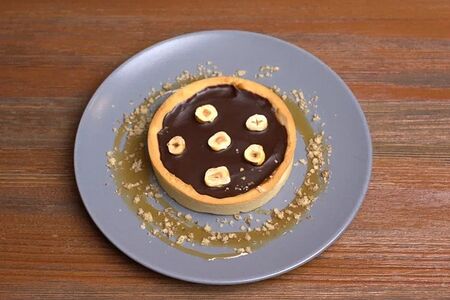 Тарт с карамелью и фундуком