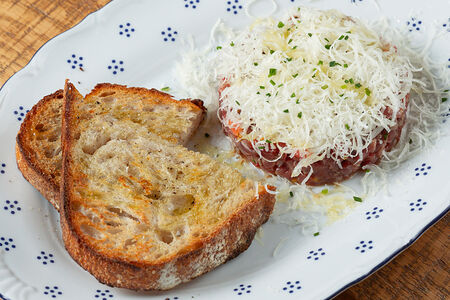 Тартар из говядины с маринованными томатами и тартином