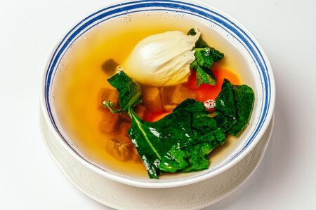 Бульон с говяжьей голяшкой и яйцом пашот