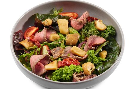 Салат с белыми грибами и ростбифом