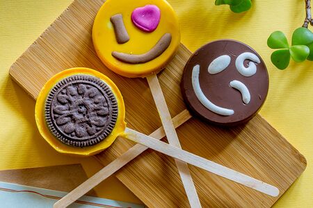 Печенье в глазури на палочке 