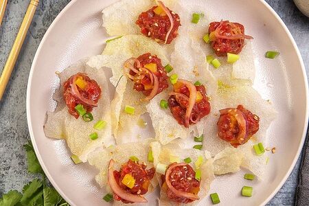 Тартар из говядины на рисовых чипсах в медовом кимчи