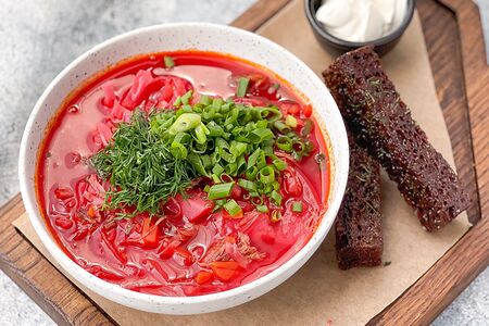 Борщ с рваной говядиной, копченой сметаной и чесночными гренками