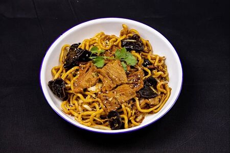 Чайна-лапша с овощами и грибами муэр