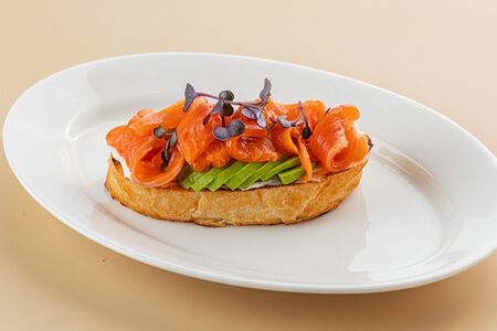 Брускетта с лососем  