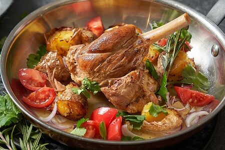 Томленая ножка ягненка с овощами
