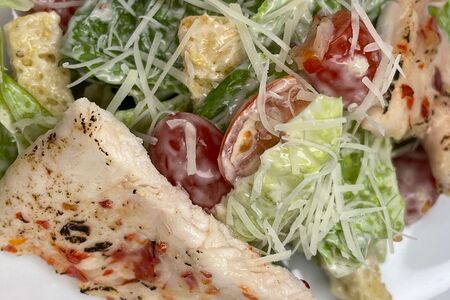 Салат Не Цезарь с куриной грудкой