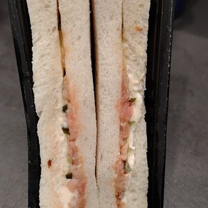 Сэндвич с лососем и творожным соусом