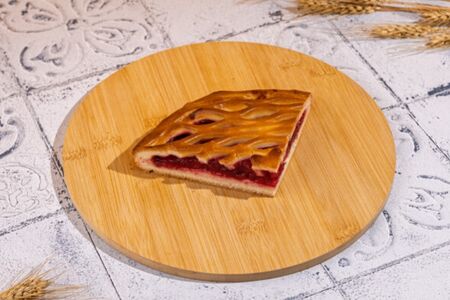 Четверть пирога с яблоком и брусникой