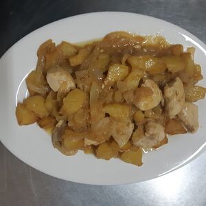 Куриная грудка, обжаренная с картофелем и луком