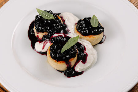 Сырники с черничным вареньем