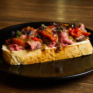 Брускетта с ростбифом и печеным перцем