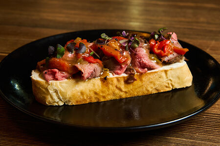 Брускетта с ростбифом и печеным перцем