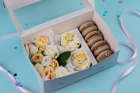 Капкейки с макаронсами и кустовыми розами