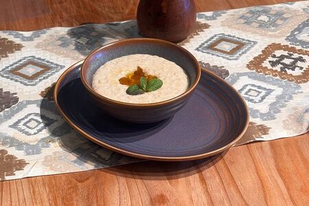 Каша овсяная с томленым яблоком и корицей