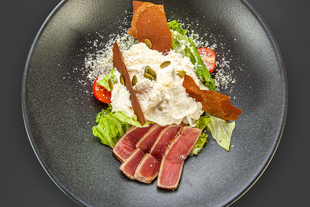 Цезарь с твилем и тунцом