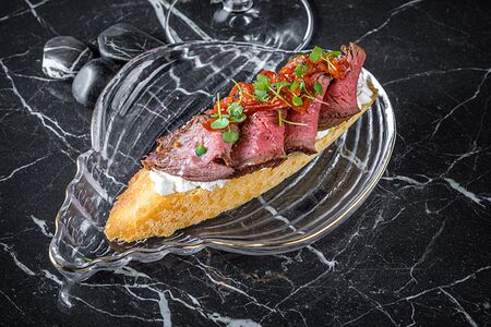 Брускетта с ростбифом