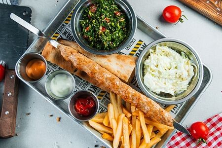 Люля-кебаб из курицы на тарелке