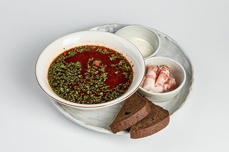 Борщ с говядиной, домашним салом и бородинскими гренками