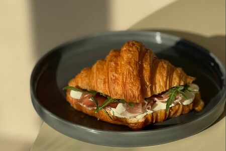 Круассан с пармой