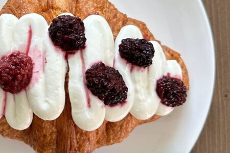 Круассан со сливочно-сырным кремом и ежевикой