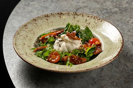 Салат с бурратой и сезонными фруктами, ягодами