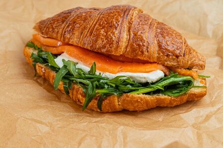 Круассан с семгой 