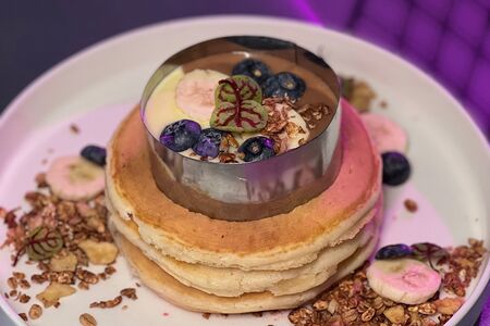 Панкейки со сливочно-шоколадным соусом и ягодами