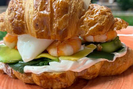 Круассан с креветками и авокадо