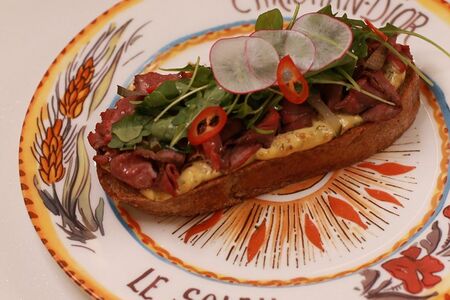 Брускетта с ростбифом