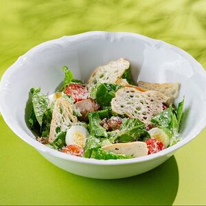 Салат Цезарь с цыпленком