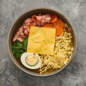 Рамэн с жареным беконом и сыром